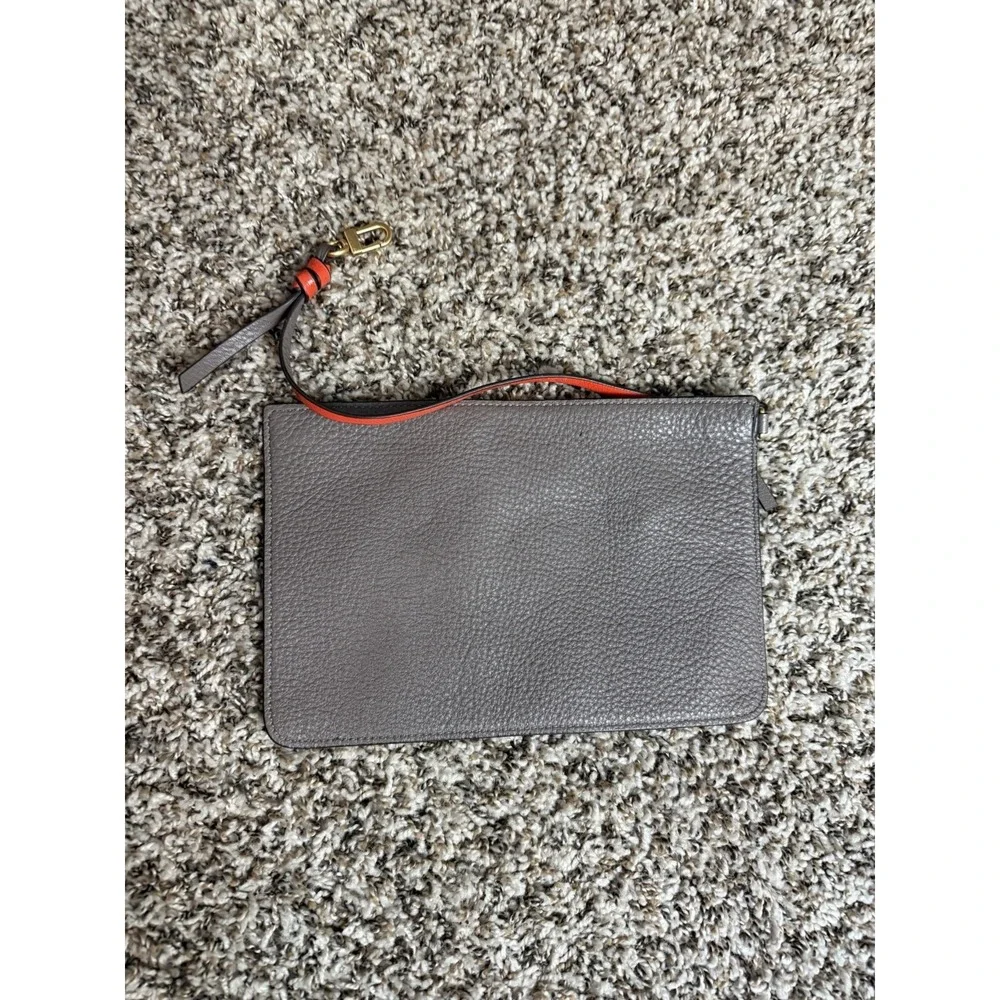 Tory Burch Chelsea pebbled leather wristlet in gray with gold-tone‎ Logo